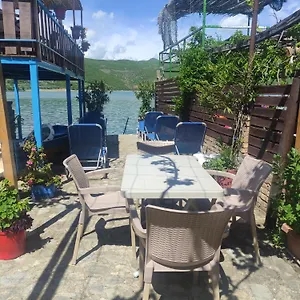 Erda Lakeside Bed & Breakfast Lini